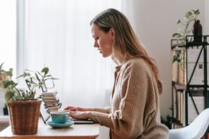 Une femme explore son parcours professionnel - Muriel Molinier ALTERN ET VOUS