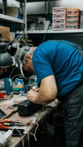 Un homme est en train de faire de l'électricité dans son atelier