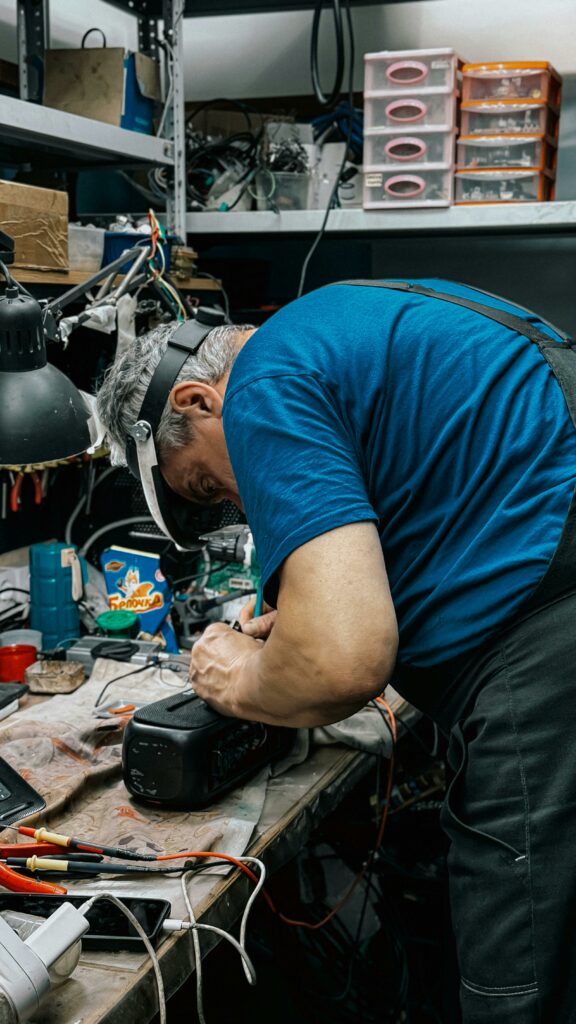 Un homme est en train de faire de l'électricité dans son atelier