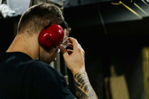 Un homme travaille avec un casque anti-bruit