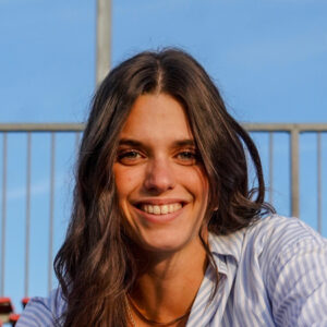 Elisa, membre de l'équipe Altern et Vous, portrait souriant en extérieur