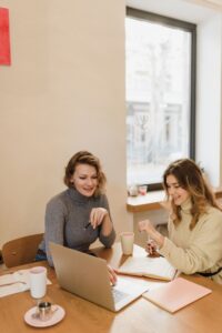 Deux femmes discutent et sont en séance de travail en bilan de compétences